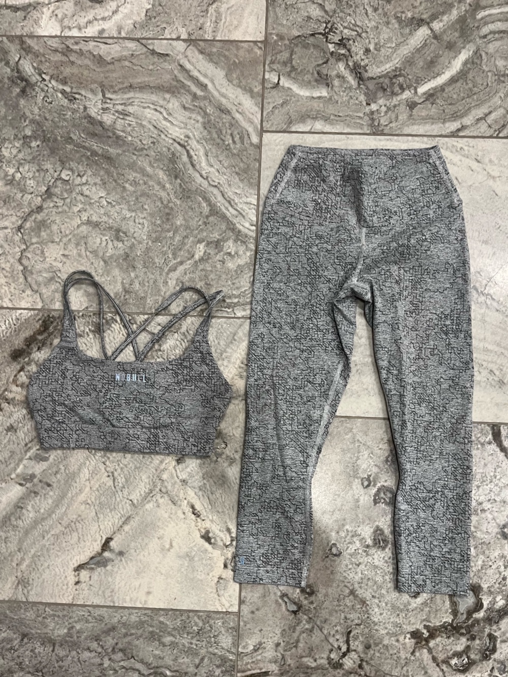 NOBULL Matching Set Heather Gray Patterned XS Leggings and S Sports Bra - Gray